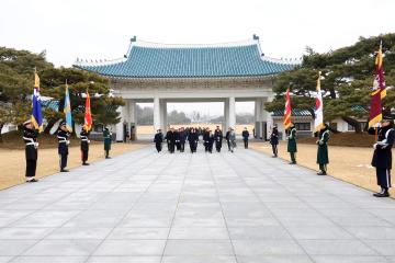 국립현충원 헌화 및 참배