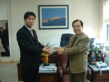 동양중학교로부터 공로패 수여